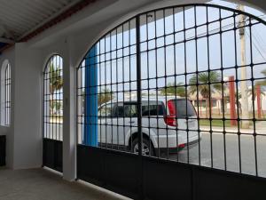 une voiture garée dans un garage par une grande fenêtre dans l'établissement Beach house in Punta Carnero Salinas / Casa, à Salinas
