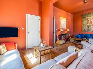 een woonkamer met 2 banken en een tv bij Luxurious holiday home in Heers with terrace in Mettekoven