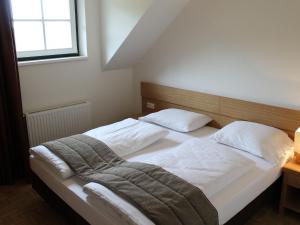 トゥルラッハー・ヘーエにあるAlpenresidenz Turrach 3のベッドルーム1室(ベッド2台、窓付)