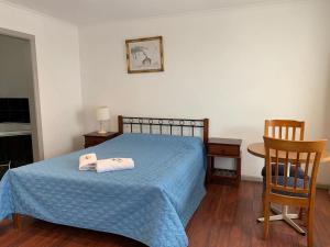 Giường trong phòng chung tại Beaconsfield Lodge Motel