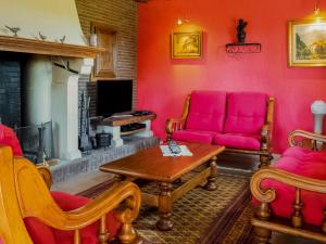 ein Wohnzimmer mit roten Möbeln und einem Kamin in der Unterkunft Appealing villa in Bi vre with garden in Bièvre