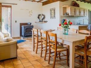 una cucina e una sala da pranzo con tavolo e sedie di Appealing villa in Bi vre with garden a Bièvre