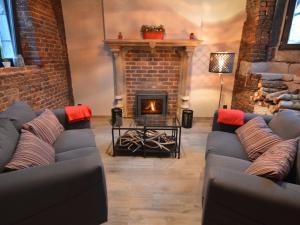 uma sala de estar com um sofá e uma lareira em Splendid Holiday Home in Pepinster with Private Garden BBQ em Pepinster