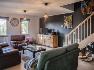 - un salon avec un canapé et une table dans l'établissement Countryside Holiday Home in Durbuy with Terrace, à Durbuy
