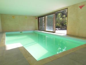 ein Pool in einem Haus in der Unterkunft Charming Holiday Home in Brussels with Swimming Pool in Nivelles
