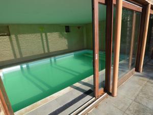 Charming Holiday Home in Brussels with Swimming Poolの敷地内または近くにあるプール