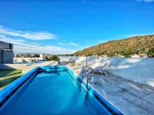 una piscina en la azotea de una casa en Awa en Villa Carlos Paz