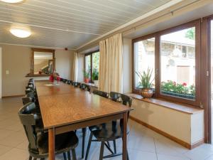 einen Konferenzraum mit einem langen Tisch und Stühlen in der Unterkunft Modern Cottage with Private Garden in Waimes in Weismes
