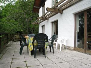 un patio con sillas y una mesa en un patio en Amazing Chalet in Stavelot with Garden en Stavelot
