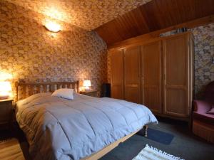 1 dormitorio con cama y silla morada en Amazing Chalet in Stavelot with Garden en Stavelot