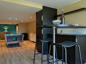 uma cozinha com um bar e uma mesa de bilhar em Luxurious Holiday Home with Sauna in B tgenbach em Elsenborn