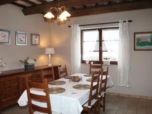 d'une salle à manger avec une table, des chaises et une fenêtre. dans l'établissement Vintage Villa in Ostuni Italy with Swimming Pool, à Bouillon