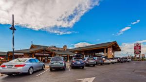 a line of cars parked in front of a store at Best Western PLUS Ruby's Inn in Bryce Canyon