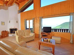 sala de estar con sofá y TV en Luxurious Chalet in Riddes with bubble bath en La Tzoumaz