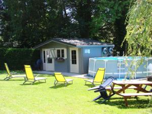 un grupo de sillas, una mesa y una casa en Lovely Holiday Home in Marcourt, en Marcourt