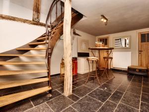 spiralne schody w kuchni ze stołem w obiekcie Ardennic farmhouse for groups w mieście Petit-Thier