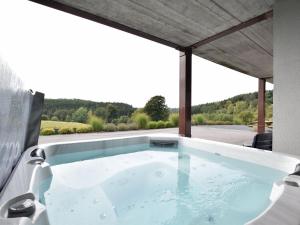 The swimming pool at or close to Escape with Bubble Bath