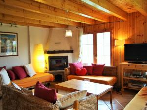 TV a/nebo společenská místnost v ubytování Chalet in Rhone Valley near Ski Lift