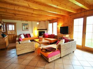 uma grande sala de estar com sofás e uma televisão em Chalet in H r mence with Sauna Ski Whirlpool em Les Collons
