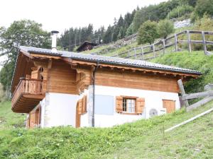 una casa al lado de una colina en Chalet in H r mence with Sauna Ski Whirlpool, en Les Collons