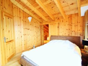 Postel nebo postele na pokoji v ubytování Chalet in Rhone Valley near Ski Lift