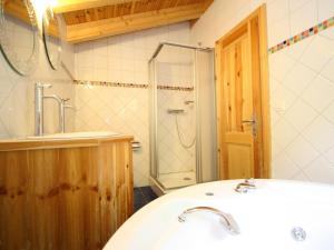 Koupelna v ubytování Chalet in Rhone Valley near Ski Lift
