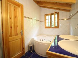 Koupelna v ubytování Chalet in Rhone Valley near Ski Lift