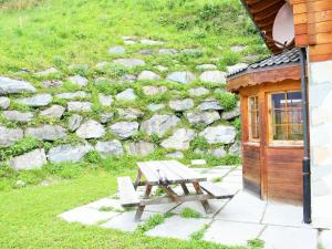Zahrada ubytování Chalet in Rhone Valley near Ski Lift