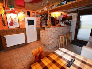 un bar dans un restaurant avec une table et des tabourets dans l'établissement Holiday home in Erzgebirge Mountains with terrace, à Mezihoří