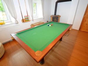 Meja biliard di Cottage in Liberec with Sauna and Ski Nearby