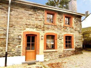 Petit-ThierにあるArdennic farmhouse for groupsのレンガ造りの家(窓、木製のドア付)