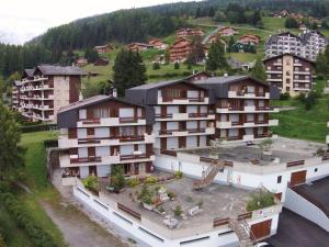 een luchtzicht op een gebouw in een resort bij Apartment only approx 60m from the ski lift in La Tzoumaz