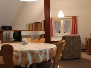 WohlenbergにあるCozy Apartment in Klutz Germany with Gardenのダイニングルーム(テーブル、椅子付)