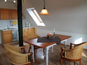 uma cozinha com uma mesa com uma vela em Cozy Apartment in Dargun Mecklenburg with Swimming Pool em Barlin