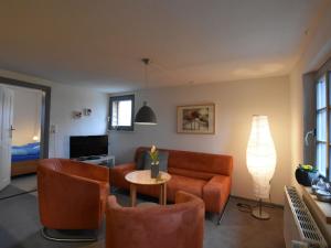ein Wohnzimmer mit Sofa und Tisch in der Unterkunft Wohnung in Klütz nahe Schloss Bothmer in Klütz