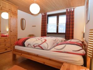 コルバッハにあるQuiet holiday home with terraceのベッドルーム(ベッド1台、窓付)