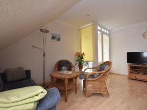 uma sala de estar com um sofá e uma mesa em Charming Apartment in Rerik Mecklenburg with Sea View em Rerik