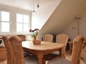 uma sala de jantar com uma mesa de madeira e cadeiras em Charming Apartment in Rerik Mecklenburg with Sea View em Rerik