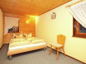 SchmogrowにあるHoliday home in the forestのベッドルーム1室(ベッド1台、椅子付)