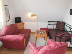 sala de estar con 2 sillas y sofá en Cozy Apartment in Dargun Mecklenburg with Swimming Pool en Barlin