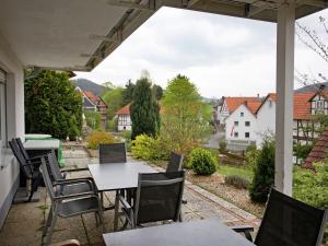 uma mesa e cadeiras num pátio com vista em Apartment with private terrace in the mountainous region of northern Hesse em Homberg