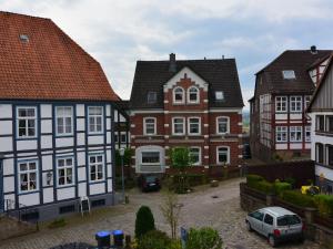 シーダー・シュヴァレンベルクにあるSpacious Apartment in Schwalenberg near Forestの一団の家屋と駐車場内車