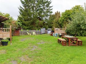 een tuin met houten banken en een hek bij Dog friendly holiday home in Hesse with garden in Bad Zwesten