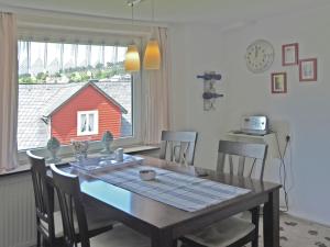 Modern apartment on the first floor near Willingen with private south west facing balconyにあるレストランまたは飲食店
