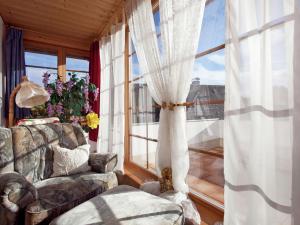 sala de estar con sofá y ventana grande en Flat near the ski area in Urberg, en Urberg
