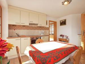 eine Küche mit einem großen Bett in einem Zimmer in der Unterkunft Flat near the ski area in Urberg in Urberg