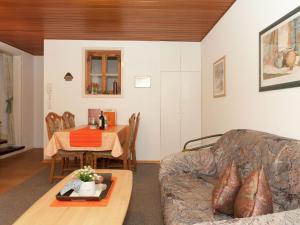 ein Wohnzimmer mit einem Sofa und einem Tisch in der Unterkunft Serene Apartment in Meschede with Balcony in Grevenstein