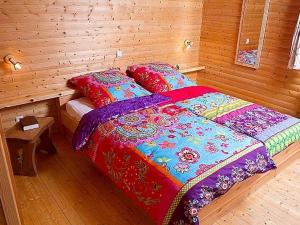 Ein Bett oder Betten in einem Zimmer der Unterkunft Tidy chalet with fireplace, located in wooded area