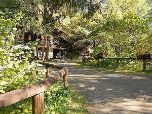 SchöneckenにあるTidy chalet with fireplace, located in wooded areaの道路脇の木塀