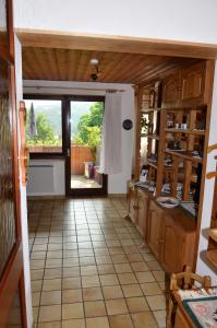 eine Küche mit einem großen Fenster und Fliesenboden in der Unterkunft Ferienwohnung Klosterberg in Lehmen